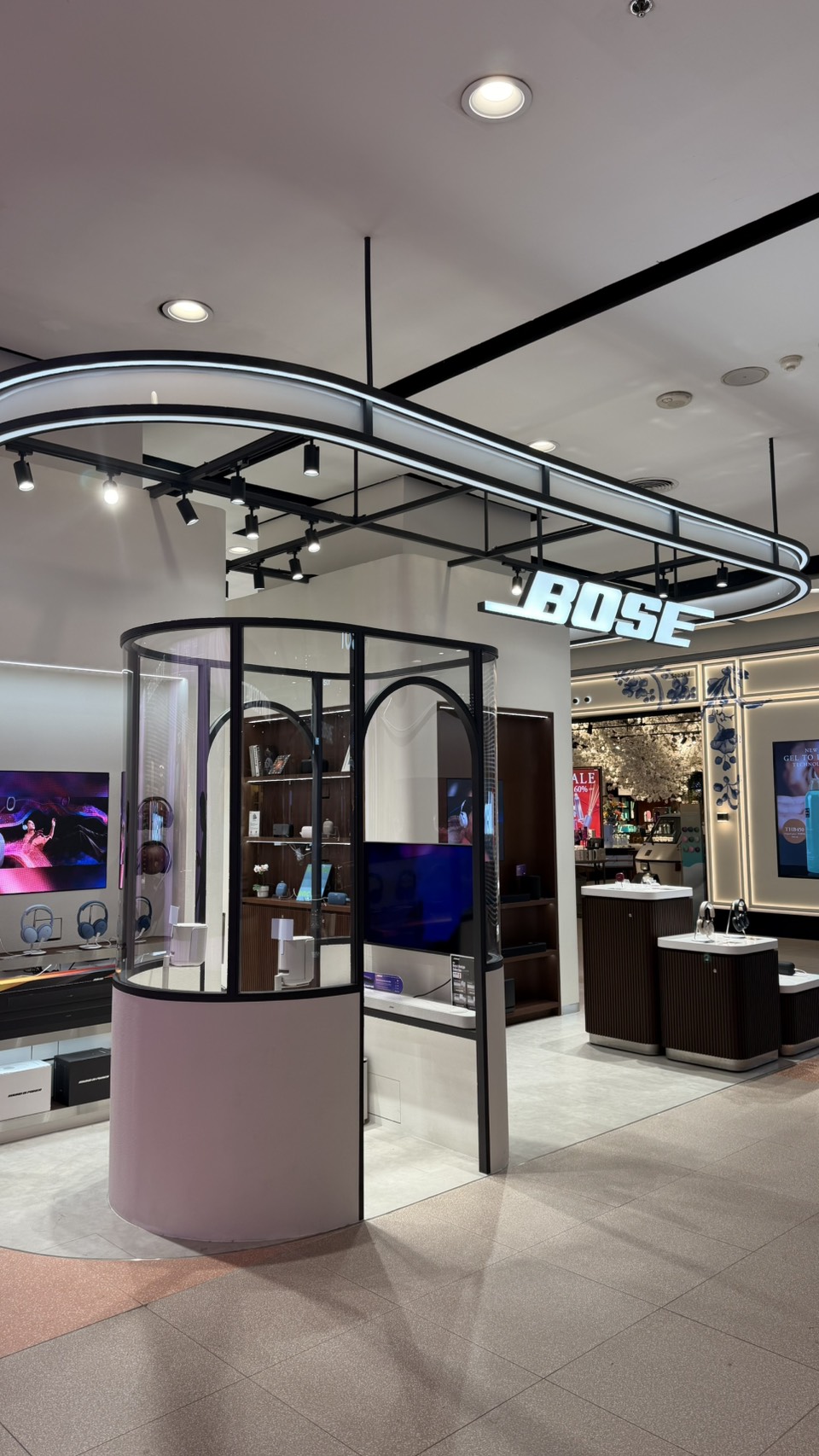Bose Central World illuminated store architecture